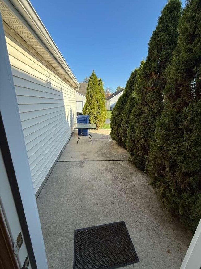 Building Photo - 8282 Mira St