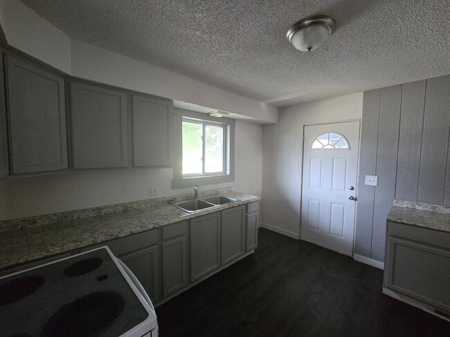 Building Photo - 3 bed 1 bath w/ fireplace!