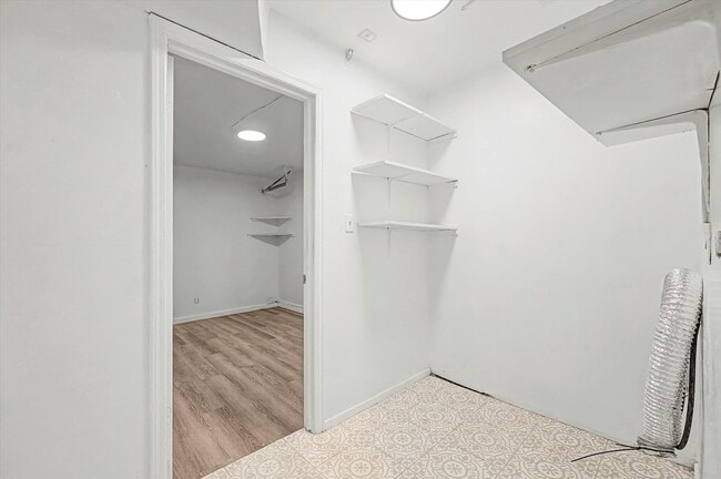 Building Photo - 8334 Country View Dr