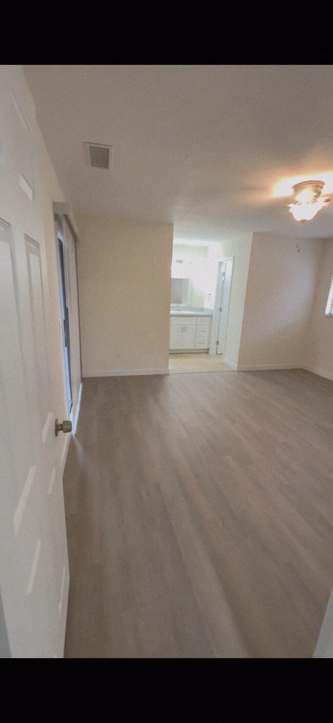 Building Photo - 121 Springwind Way