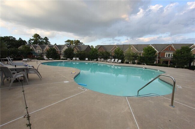 Building Photo - 2132 Greencrest Cir