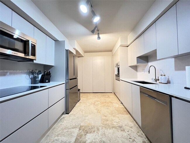 Building Photo - 1111 Crandon Blvd