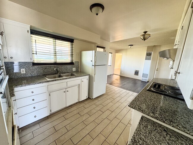 Building Photo - 8740 Catalpa Ave