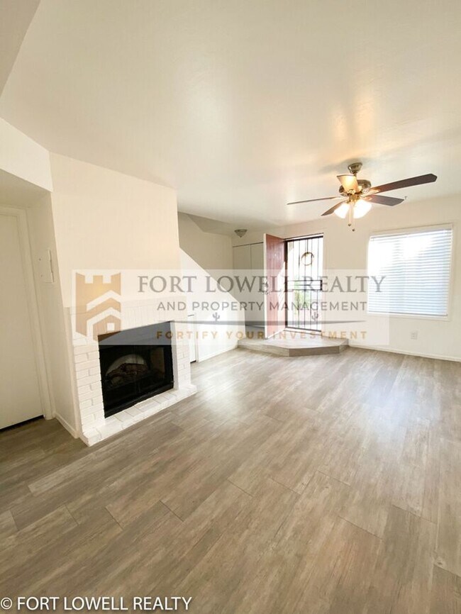 Building Photo - 2 Bed 2.5 Bath Townhome