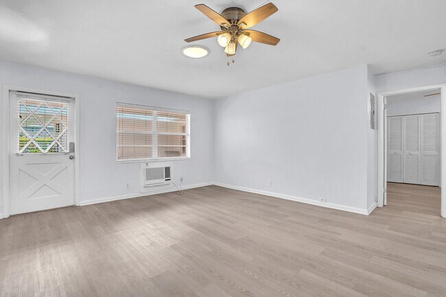 Building Photo - 112 Sandal Ln