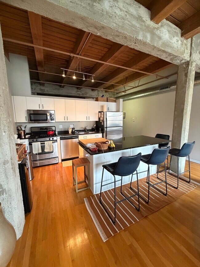 Building Photo - 333 S Desplaines St