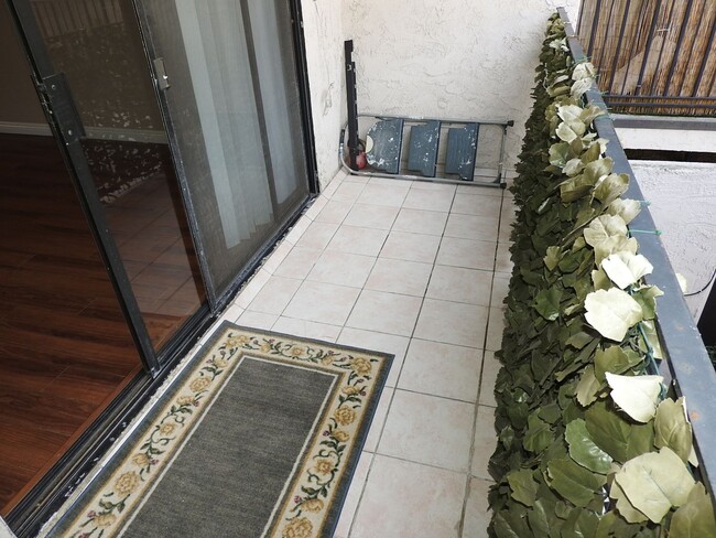 Building Photo - CENTRALLY LOCATED 1 BR CONDO
