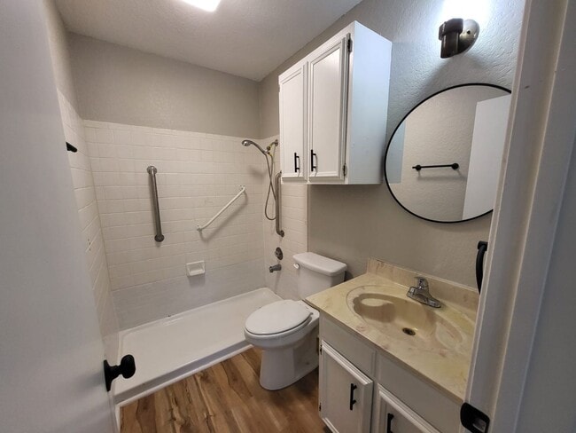 Building Photo - Beautifully Remodeled Condominium for Immediate Move-In