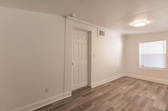 Building Photo - 808 N Palmway