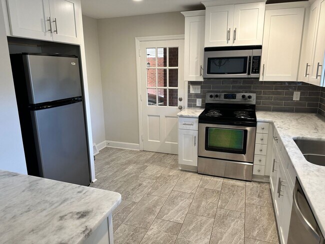 Building Photo - Myers Park 3 Bedrooms 2 Bathroom Duplex!