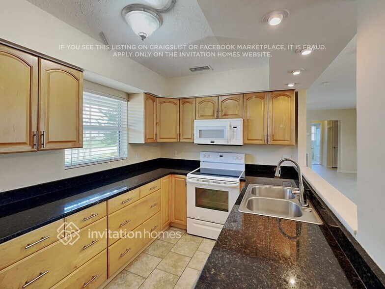 Building Photo - 3144 Bougainvillea St