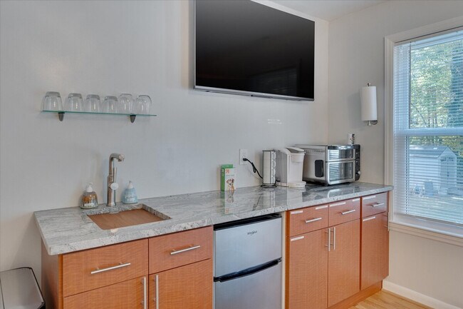 Building Photo - 824 Warren Ave