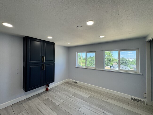 Building Photo - 2745 W Archer Pl