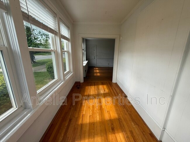 Building Photo - 703 E Unaka Ave