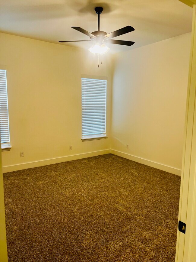 Building Photo - 251 Kristen Ln