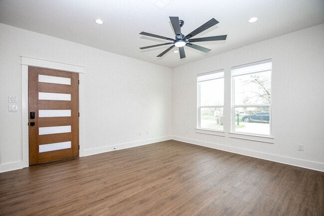 Building Photo - 4101 Victoria