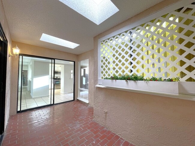Building Photo - AVAILABLE NOW!  3 Bedroom 2 Bathroom Condo in Sunrise Country Club
