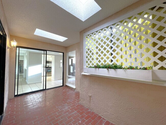 Building Photo - COMING SOON!  3 Bedroom 2 Bathroom Condo in Sunrise Country Club