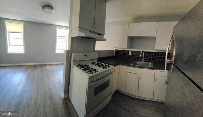 Building Photo - 1704 W Diamond St