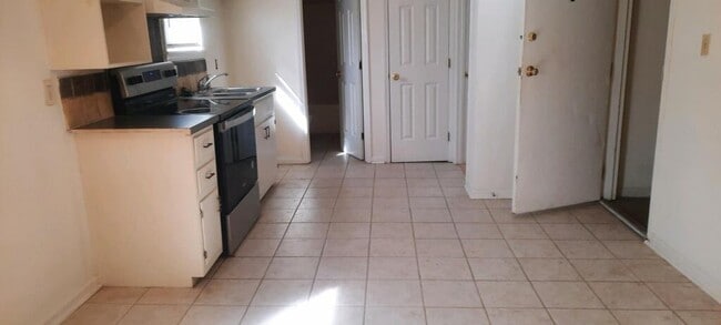 Building Photo - 301 Ebenezer Ave