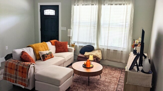 Building Photo - 3 Bed 2 Bath Duplex Close to SFA!!!