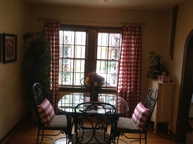 Building Photo - 704 Sue St