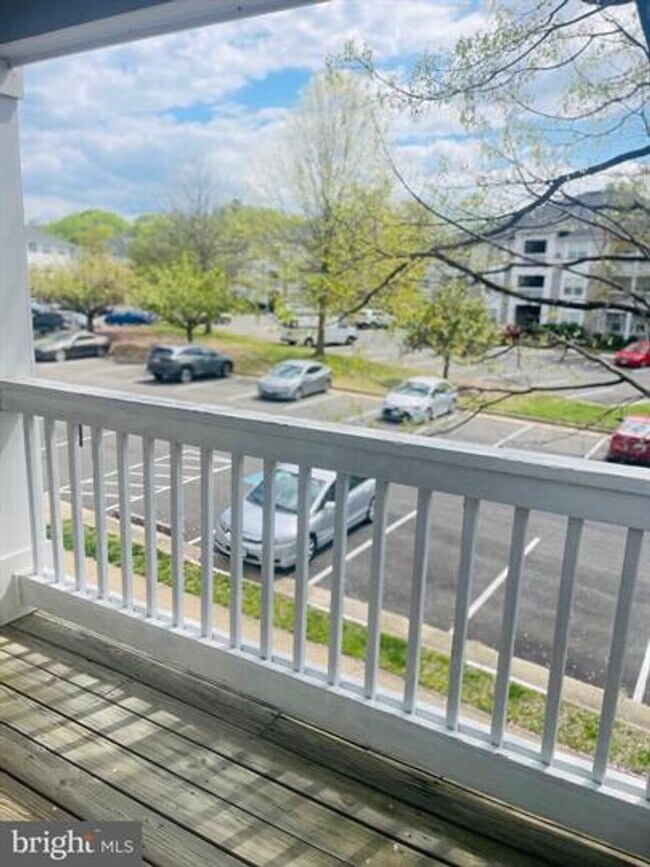 Building Photo - Amazing corner 3 bedroom/ 2 full bathroom