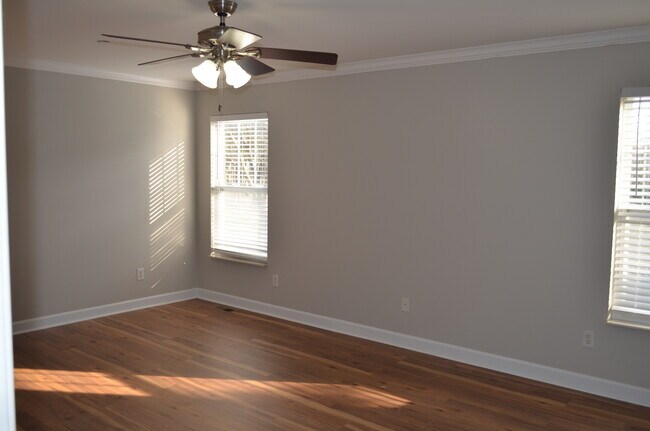 Building Photo - 1401 Peppermint Ln