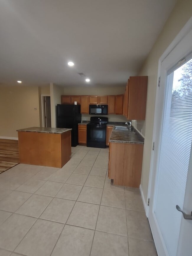 Building Photo - Clean 2 Bedroom 1 Bath duplex ~ Benton, KY