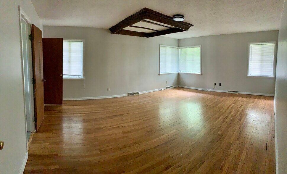 Building Photo - 2000 E Atwater Ave