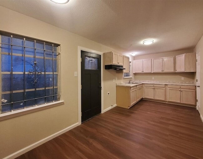 Building Photo - 8336 Bunche Dr
