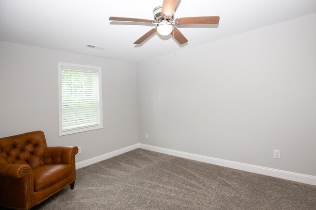 Building Photo - Charming 3-bedroom, 2.5-bath home nestled in the heart of Carthage