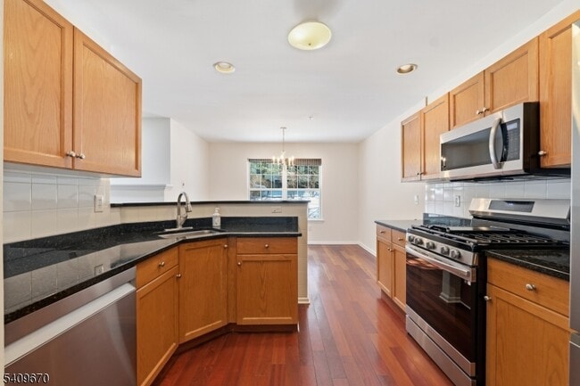 Building Photo - 402 Dalton Ct