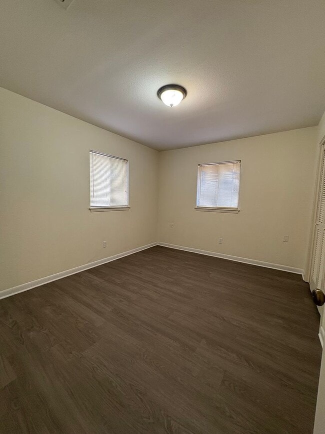 Building Photo - Beautiful 3 bedroom/2 bath with Garage and Central Air & Heat!