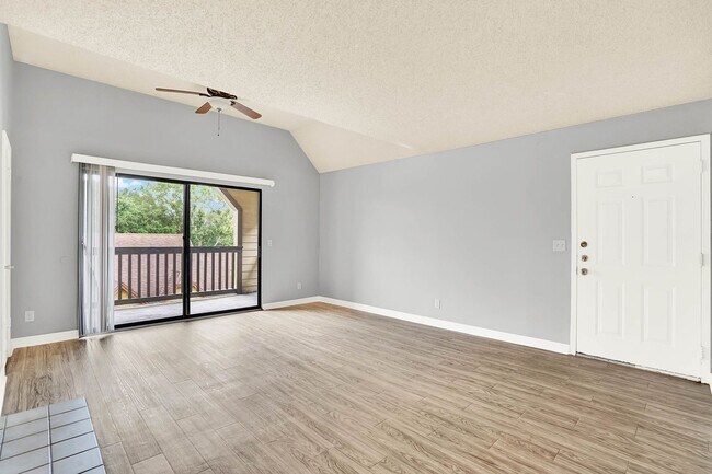 Building Photo - 1/1 Condo in Gated Lakefront Community of Altamonte Springs!