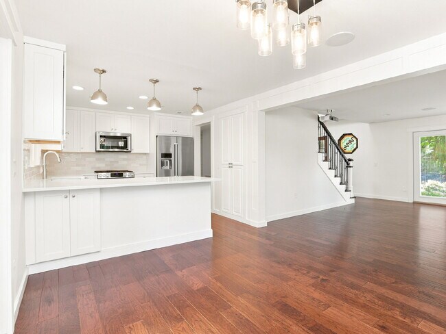 Building Photo - 4 Bedroom PLUS Above Garage Bonus Room in Bothell! Air Conditioned!