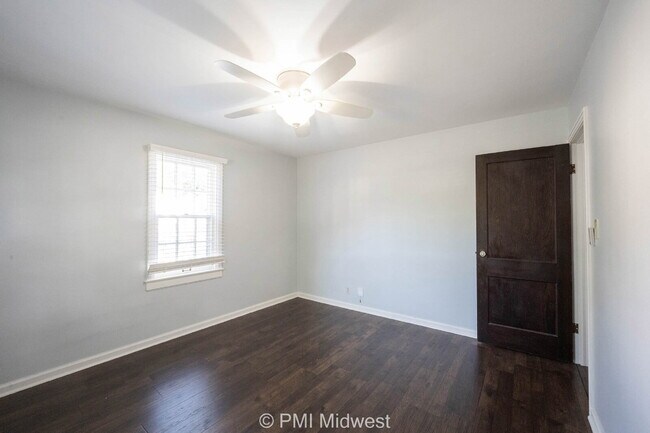 Building Photo - Charming 2 Bed, 1 Bath Duplex with House-L...