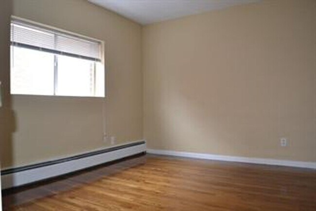 Building Photo - Close to everything West Roxbury offers! Bright 2-bedroom condo for rent!