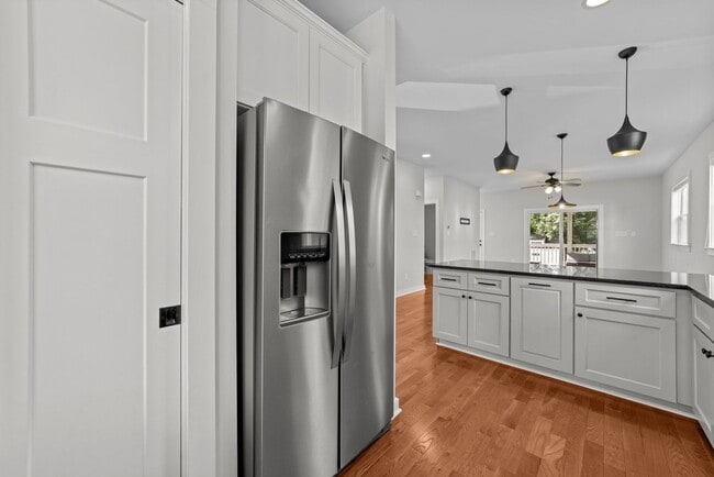 Building Photo - Modern 3 Bedroom home inside Downtown Raleigh, Fenced-in Backyard, Updated Kitchen, Pet Friendly!