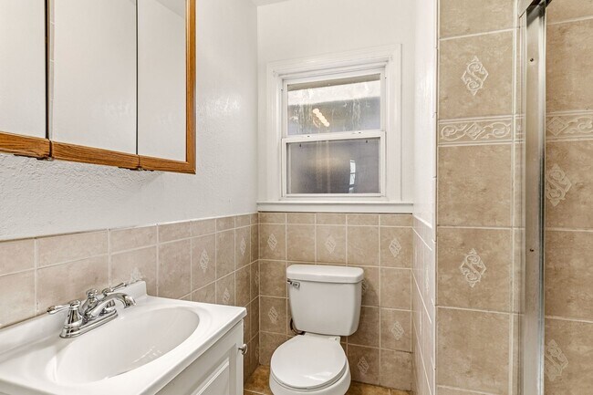 Building Photo - Spacious 3-Bedroom House in Oakland's Meadow Brook