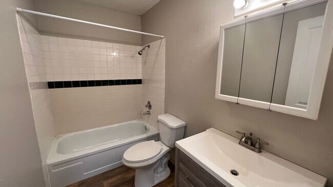 Building Photo - 1103 Karluk St