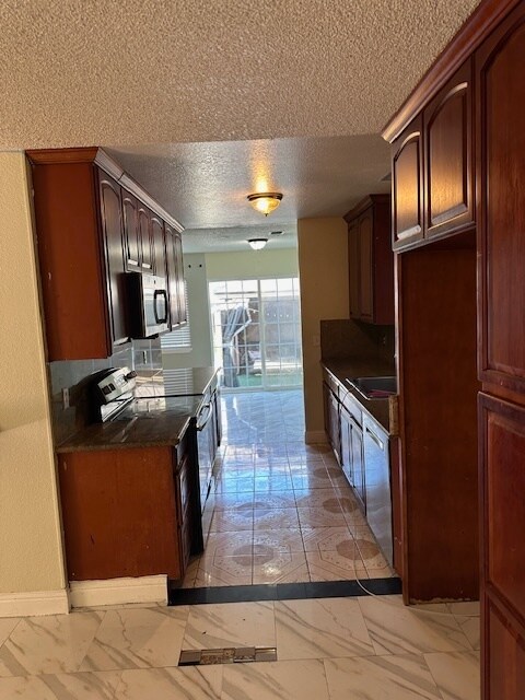 Building Photo - Tracy 4 Bedroom 2 Bathroom Home with a pool