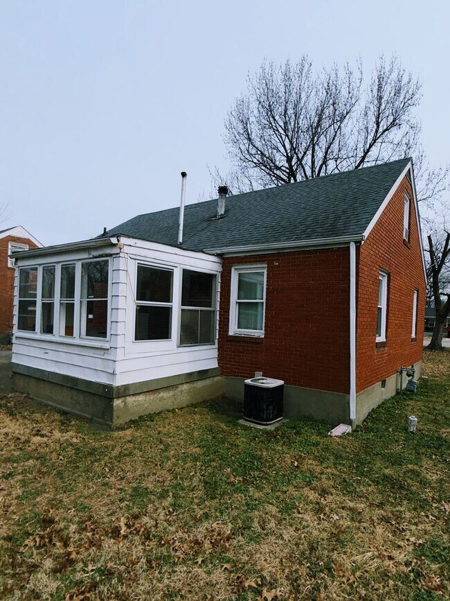 Building Photo - 4 Bedroom 1 Bathroom Home