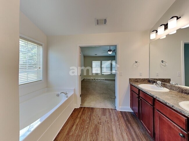 Building Photo - 6260 Cove Creek Dr