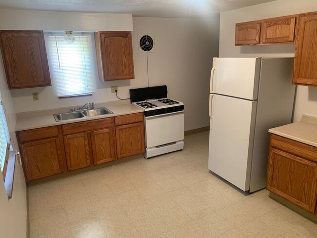 Building Photo - Spacious 2-bedroom 1-bath Townhome, Christ...