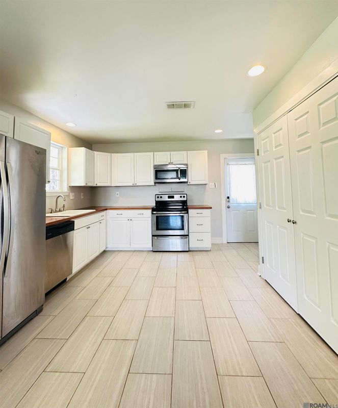 Building Photo - 376 Croydon Ave