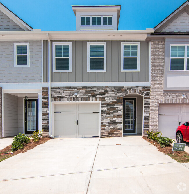 Building Photo - Conveniently Located Spacious 3 Bedroom 2....
