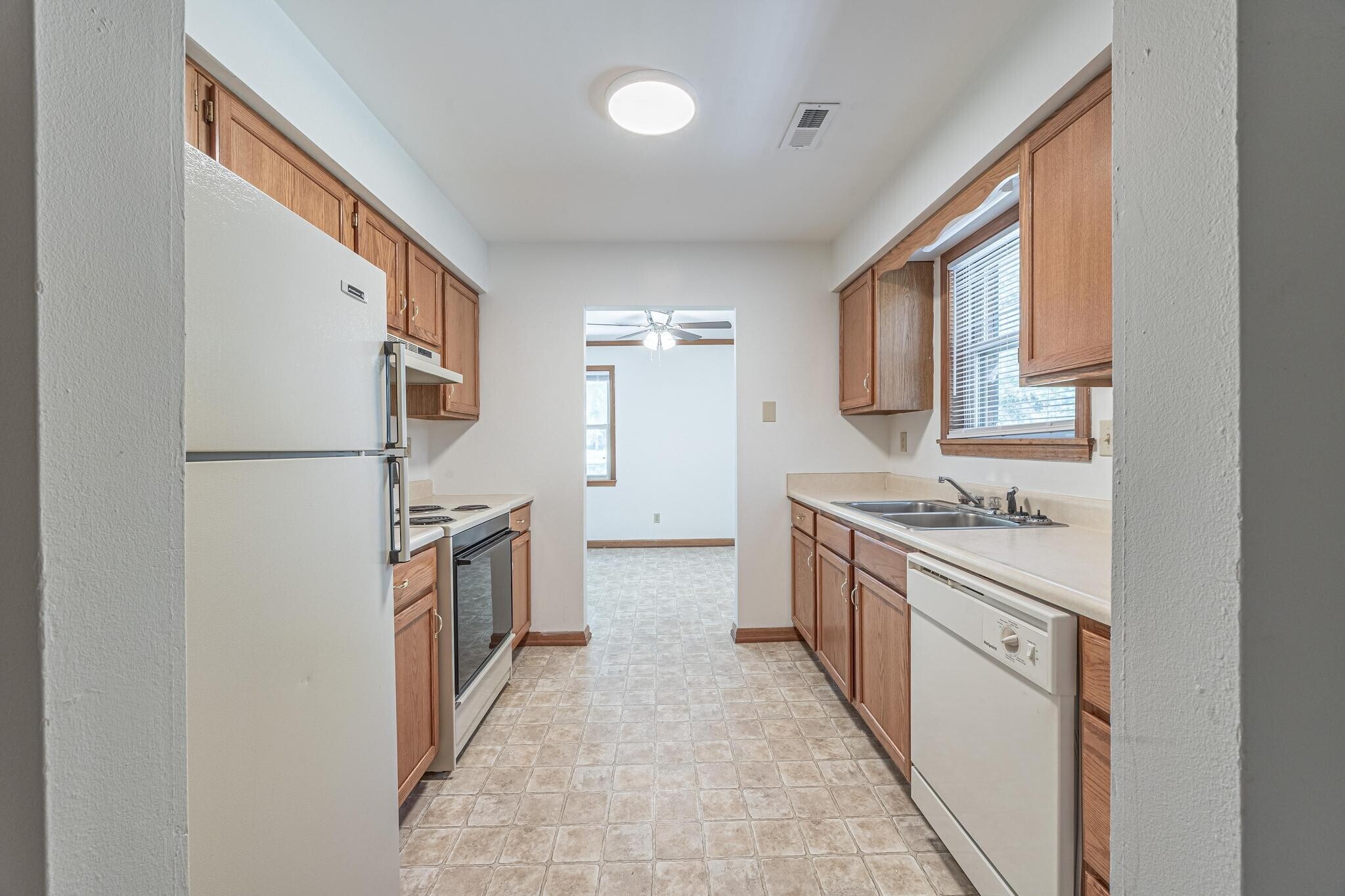Building Photo - 10854 Country Club Rd