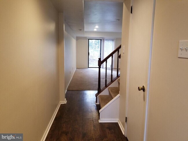 Building Photo - 1005 Worthington Dr