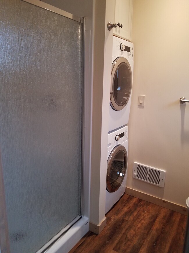 Building Photo - Studio Apartment in Poulsbo - All Utilitie...